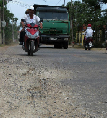 Quốc lộ 9B “oằn lưng” cõng xe quá tải